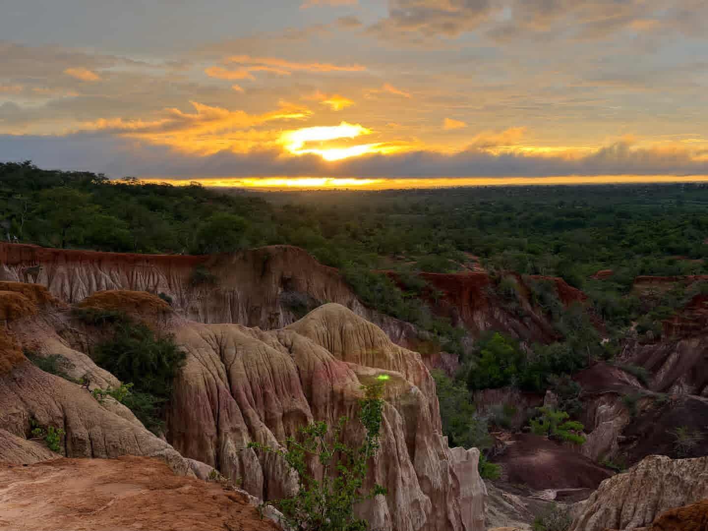 Marafa al tramonto, cielo dorato